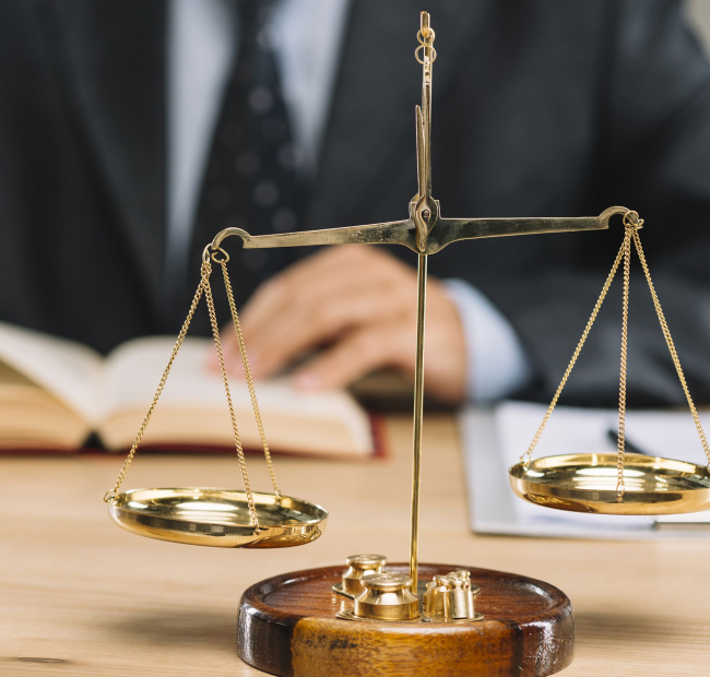 balança e advogado lendo livro para perícia judicial e assistência técnica máquinas, equipamento e veículos